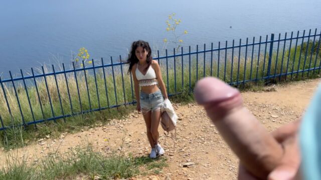 बेंडी  Katty और DisDiger का घर के बाहर चलचित्र