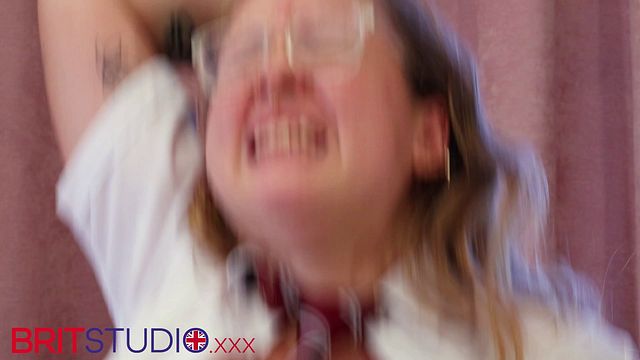 Fille de joie dans clip école de Brit Studio