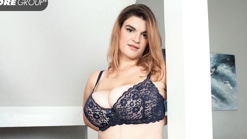 Dollish Jenni Noble at solo movie