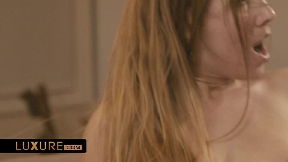 Alexis Crystal in film sesso a tre con due uomini di Luxure