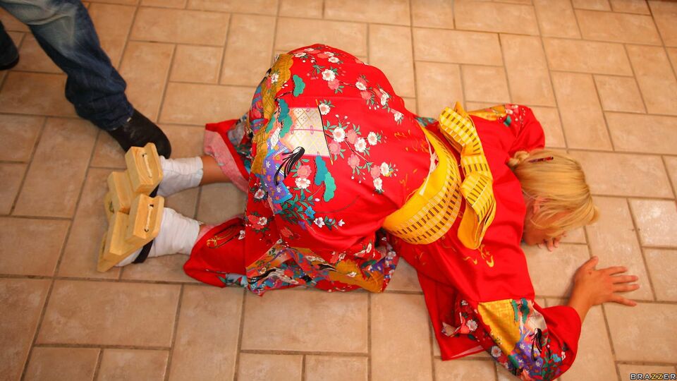 Brazzers Exxtra featuring Brooke Brand's side fuck clip