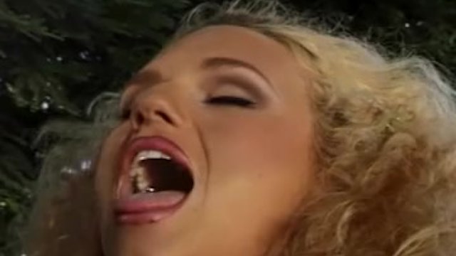 Belleza en adelanto de trío de Screw My Wife Club