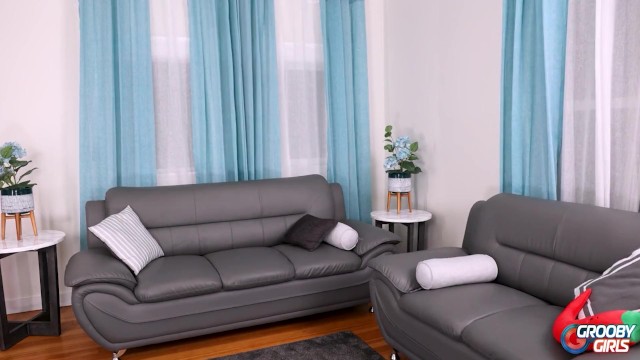 La noble  mujer de compañía en toma de masturbación