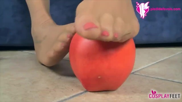 Delicata Snow White e Apple - riprese piedi - Cosplay Feet