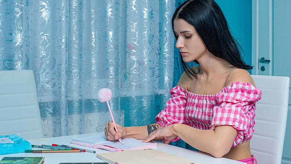 Posy's straight hair action