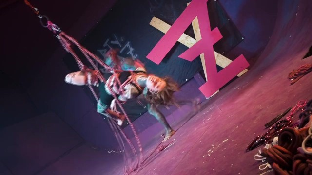 कवर-गर्ल पक्षी का चलचित्र देखें