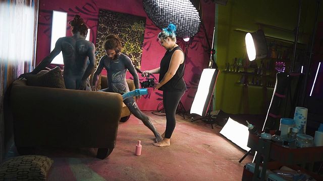 La souriante Proxy Paige et Anuskatzz en vedette dans pornographie en coulisse