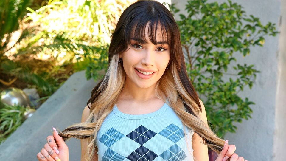 Porn World presenta tráiler con las cabello largo de Aria Lee