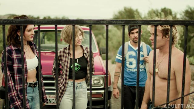 Contenu de cow-girl avec la remarquable Charlotte Sins de Grinders